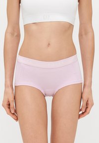 Ροζ βαμβακερά hipster εσώρουχα με μαλακή ελαστική ζώνη που φέρει την ένδειξη "PIECES" σε λευκά γράμματα. Λείος υφή και εφαρμοστή σχεδίαση.