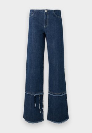 Donkerblauwe denim jeans met een wijde pijp, een rafelige horizontale naad en losse draden boven de zoom, voorzakken en een knoopsluiting.