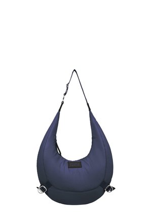 Marineblaue gepolsterte Schultertasche mit einem geschwungenen Design, verstellbarem Gurt und silbernen Hardware-Akzenten. Verfügt über ein Markenlabel auf der Vorderseite.