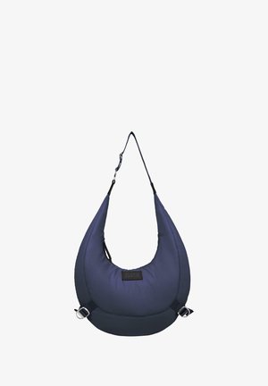 Marineblaue gepolsterte Schultertasche mit einem geschwungenen Design, verstellbarem Gurt und silbernen Hardware-Akzenten. Verfügt über ein Markenlabel auf der Vorderseite.