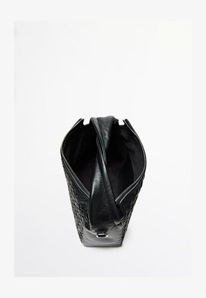 Svart läderväska med flätad struktur, dragkedjestängning och en enkel rem. Interiören verkar fodrad med ett mjukt material. Vy från ovan.