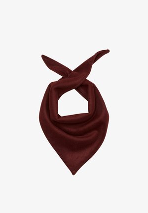 Mørkerødt blødt stof bandana foldet i en trekant med to spidse ender bundet i en knude på toppen.
