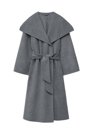 Dunkelgrauer Wollmantel mit einem breiten Kragen, oversized Ärmeln und einem Taillengürtel, mit einer weichen, strukturierten Oberfläche.