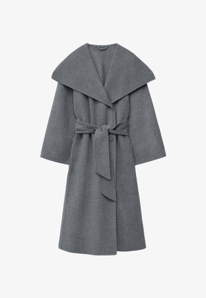 Dunkelgrauer Wollmantel mit einem breiten Kragen, oversized Ärmeln und einem Taillengürtel, mit einer weichen, strukturierten Oberfläche.