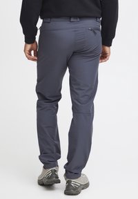 Granatowe, lekkie spodnie z elastycznego materiału o slim fit. Posiadają zapinaną na zamek kieszeń na plecach oraz wzmocnione kolana. Idealne do aktywności na świeżym powietrzu.