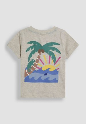 Szara koszulka z krótkim rękawem z kolorową plażową sceną z palmami, chameleonem, słońcem i falami. Gładka bawełniana faktura.