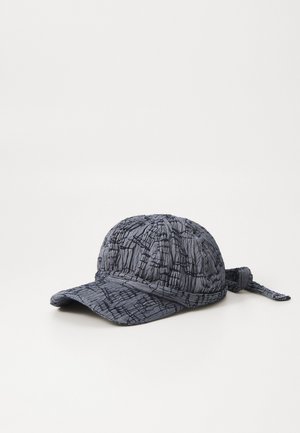 Casquette bleue texturée avec un visière incurvée, présentant un motif froissé et un lien à l'arrière pour l'ajustement. Fabriquée en matériau doux et léger.