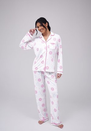 Hvid pyjamasæt med lyserøde og blå himmelske mønstre, med lange ærmer, en krave og matchende bukser med afslappet pasform.