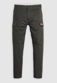 Dunkelgrüne Cargo-Hosen aus Baumwollmischung. Sie verfügen über Seitentaschen, sichtbare Nähte und ein Levi's-Logo-Patch am rechten Bein.