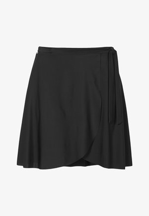 Schwarzer Wickelrock aus glattem Stoff, mit seitlichem Bindeband, leicht ausgestellter Form und einem sauberen Saum mit subtiler Drapierung.