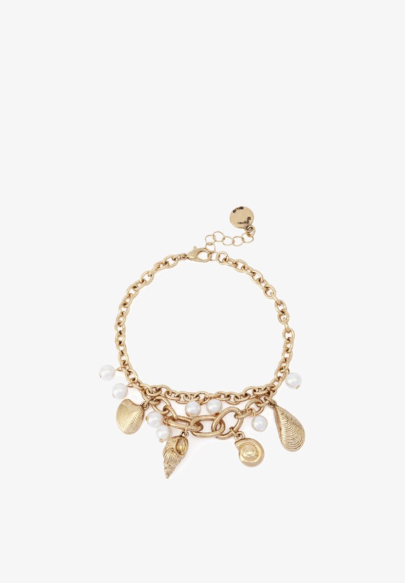 Bracelet chaîne en or avec charms coquillage et perle, avec un fermoir mousqueton et une chaîne à maillons réglable.