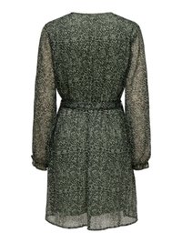 Robe verte longue à manches longues en voile avec imprimé abstrait noir, ceinture à la taille et ourlet légèrement évasé, vue de dos.