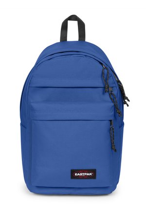 Blauwe Eastpak rugzak met één groot hoofdvak, voorvak met rits, zwarte ritsen en een zwarte draaglus op witte achtergrond.