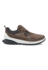 Scarpa sportiva marrone e grigia realizzata in materiali scamosciati e in rete, con intersuola bianca, suola esterna in gomma nera texture e dettagli azzurri.