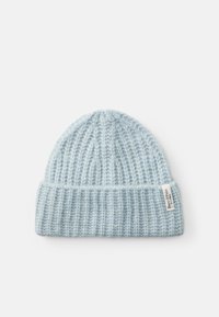 Beanie tricotat de culoare albastru deschis, cu un design cu nervuri și margine pliată. Prezintă un mic etichetă pe lateral. Fabricat din material moale de lâncă.