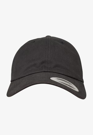 Sort bomulds baseboll cap med en rund krone og buet skygge. Har et stofbånd og et fladt logo-tag på siden. Glat tekstur.
