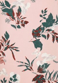 Tessuto con uno sfondo rosa decorato con foglie verdi e accenti floreali rossi, accompagnato da farfalle bianche, crea un motivo botanico audace.