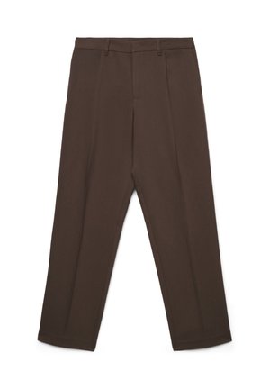 Pantaloni marroni su misura con pince frontali, passanti per cintura e taglio a gamba dritta, distesi su uno sfondo bianco.