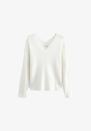 Fehér, bordázott kötésű pulóver mély V-kivágással és hosszú ujjakkal, laza szabással és textúrált részletekkel a nyaknál és az ujjaknál.