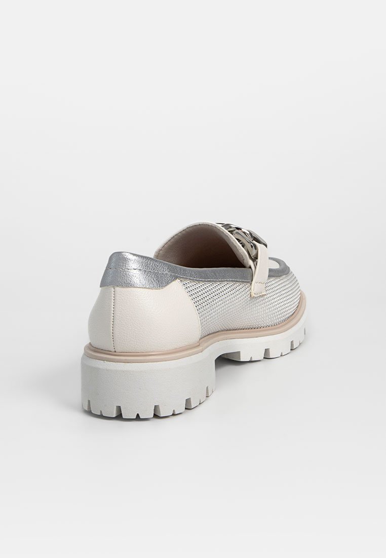 Leichte Schuhe mit einem Obermaterial aus silbernem Mesh, cremefarbenen Lederakzenten und einer massiven weißen Gummisohle, die ein strukturiertes Profilmuster aufweist.