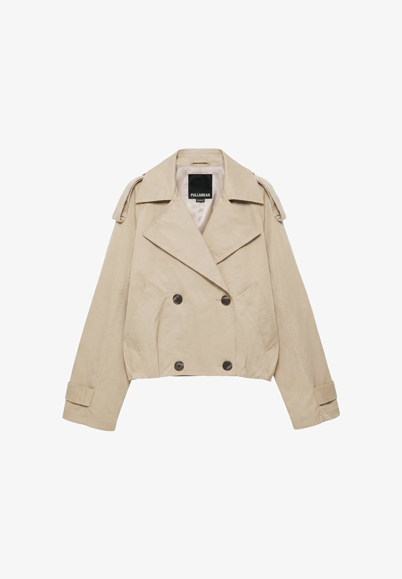 Trench-coat court beige avec larges revers, boutons croisés, épaulettes et poches avant par Pull&Bear.