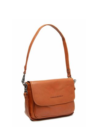 Sac d'épaule en cuir marron avec fermeture à rabat, bandoulière réglable et fermoirs métalliques sur fond blanc.