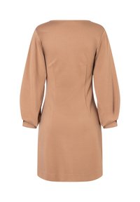 Robe beige à manches longues avec un décolleté carré, tissu texturé et silhouette ajustée. Elle présente des coutures de dart subtiles et des poignets de manches élastiqués.