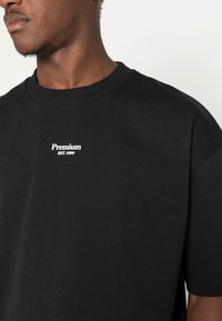 Jack & Jones JJFLAG SS CREW NECK - T-Shirt Print - Wrought Iron/grün