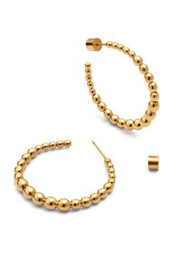 Une paire de boucles d'oreilles en or en forme de créole, composées de perles rondes graduées, avec des fermoirs cylindriques amovibles sur fond blanc.