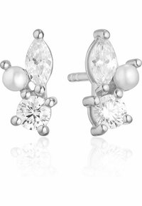 Orecchini in argento con due pietre rotonde trasparenti, una pietra a taglio marquise e una perla, caratterizzati da un design moderno e curvo con finiture lucidate.