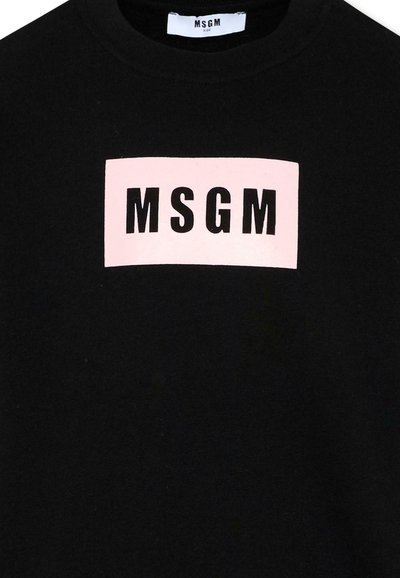 Czarna bluza z różową prostokątną naszywką na środku klatki piersiowej z wyraźnymi czarnymi literami "MSGM".