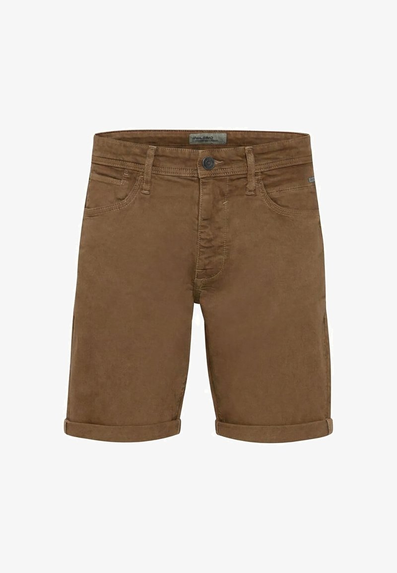 Short en jean brun, longueur genou, avec ourlets roulés, bouton devant, passants de ceinture et cinq poches, présenté sur fond blanc.