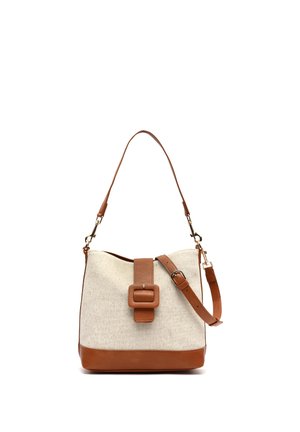 Sac à main en tissu beige avec finitions en cuir marron, bandoulière ajustable et grande boucle rectangulaire au centre devant.
