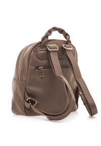 Mochila de imitación de cuero marrón con asa trenzada, correas ajustables, herrajes en tono dorado, bolsillos con cremallera y textura suave.