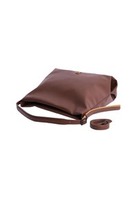 Bolso de hombro de cuero marrón con textura lisa, forma rectangular, correa desmontable y detalles de herrajes sutiles.