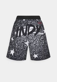 Shorts noirs et blancs tachetés avec des étoiles blanches et de grandes lettres noires formant "INDY" à l'avant, avec une ceinture élastique noire.