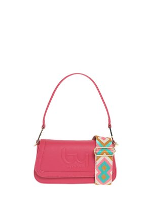 Borsa a tracolla in pelle rosa con logo in rilievo e tracolla removibile con motivo geometrico colorato in turchese, rosa e beige.