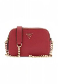 Rote vegane Lederhandtasche mit einem goldfarbenen Kettenriemen, rechteckiger Form, strukturierter Oberfläche und einem dreieckigen Logo-Akzent auf der Vorderseite.