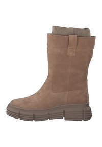 Bottine en suede marron avec un revers en tricot, semelle en caoutchouc épaisse et accents de couture minimalistes. Le design présente une forme légèrement effilée.