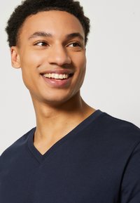 Esprit V-NECK REGULAR FIT - T-shirt - bas - navy
