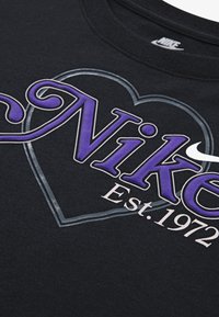 Nike Sportswear VARSITY HEART TEE - T-shirts med print - black