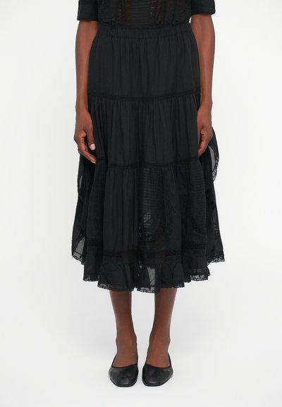 Falda midi negra con volantes, hecha de una tela ligera, presenta bordes de encaje, paneles texturizados y un ajuste relajado con cintura elástica.