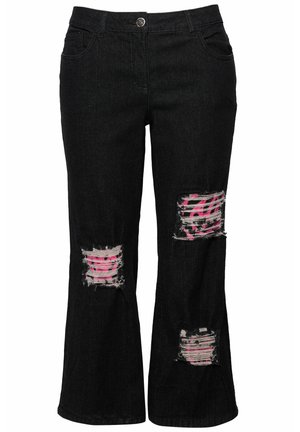 Sorte flared jeans med slidser, der afslører stof i lyserøde og hvide striber. Har fem lommer og en metal knaplukning.