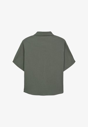 Chemise à manches courtes avec col, de couleur vert olive foncé, en tissu léger à finition texturée, avec un ourlet droit et une coupe décontractée.