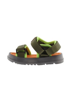 Sandalias juveniles con correas de tela verde, plantilla acolchada naranja y suela texturizada negra. Diseño abierto adecuado para climas cálidos.