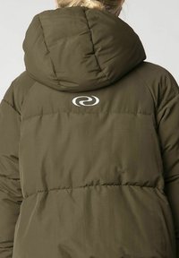 Olivgrüne Steppjacke mit Kapuze, die mit gesteppten Abschnitten und einem spiralförmigen Logo in Weiß auf dem oberen Rücken versehen ist. Glattes, strukturiertes Material.