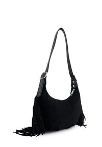 Sort ruskindstaske med en buet form, frynser på siden og en tekstureret rem med metalhardware.