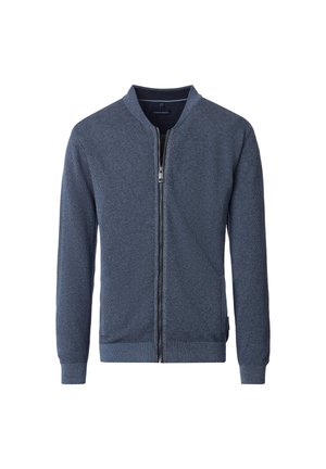 Herrenblauer, strukturierter Reißverschluss-Cardigan mit gerippten Bündchen, Kragen und Saum, dargestellt auf weißem Hintergrund.