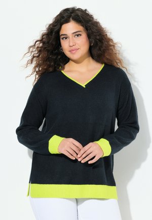 Pull noir à col en V avec texture côtelée, doté de poignets et d'un ourlet jaune fluo. Le design comprend des fentes latérales pour faciliter les mouvements.