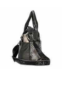 Bolso de cuero negro con un acento metálico plateado, que presenta una superficie texturizada y una correa decorativa con patrón. Diseño compacto y estructurado.